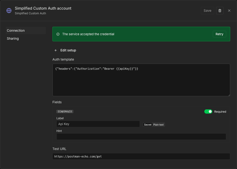 Simplified Custom Auth 的 Edit setup 畫面,Auth template 填入 JSON 範本後,Fields 區自動長出 apiKey 的欄位卡片,可設定 Label、Hint 和 Secret
